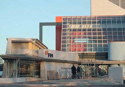 entrance142.jpg (30270 bytes)